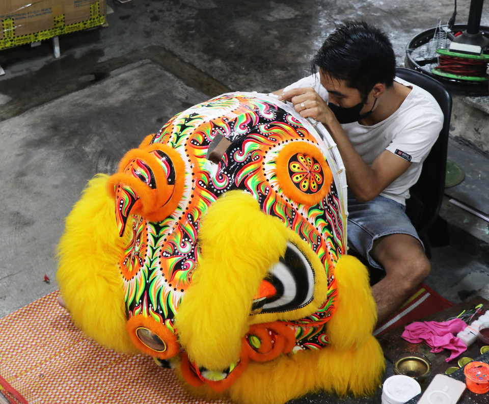 Truong Nhu Rem, domicilié rue Trân Hung Dao, dans le quartier de Phu Xuân à Huê, est en train d’achever la fabrication d’une grande tête de lion. Photo: Nguyên Ly/VNA