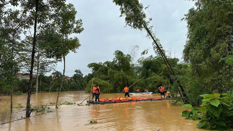 Les forces compétentes se mobilisent activement pour secourir 270 élèves coincés dans l’École secondaire ethnique interne de Na Ri, dans la province de Thai Nguyên (Nord). Photo : VNA