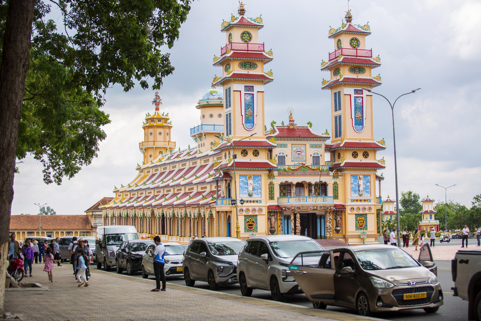 Le Saint-Siège Cao Dai à Tay Ninh est devenu une destination particulièrement prisée des visiteurs pendant la période estivale.