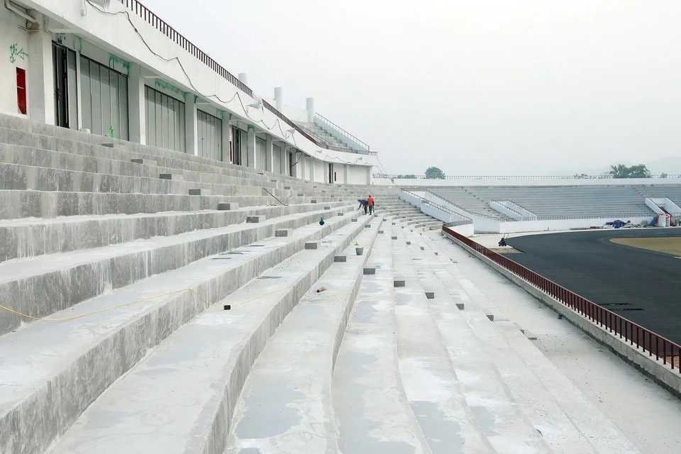 L'intérieur du stade a déjà été aménagé avec une pelouse, un tapis pour la piste, un panneau électronique installé, et les sièges sont actuellement en cours de préparation pour être installés. Photo: VNA
