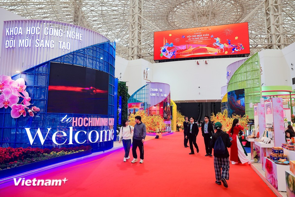 Zone thématique locale – Hô Chi Minh-Ville : installée dans le hall principal du centre d’exposition Kim Quy, cette zone centrale met en valeur les réalisations économiques, culturelles et touristiques de la métropole du Sud, ainsi que son image humaine empreinte de vitalité et d’innovation. Photo : Hoài Nam/Vietnam+