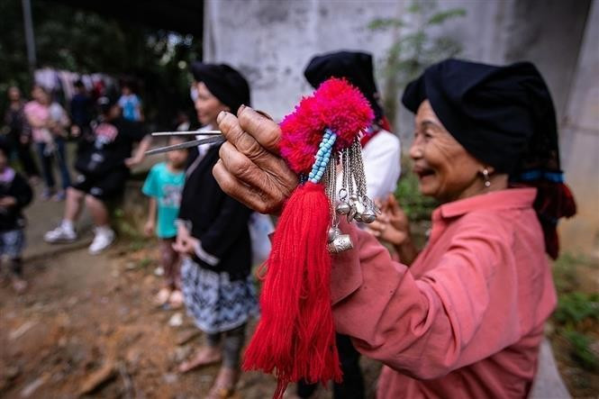 L’épingle à cheveux est préparée par les anciens du village pour la mariée le jour du mariage. Photo: Trong Dat/VNA