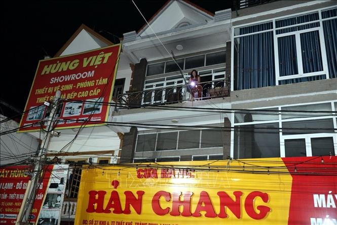 Des habitants de That Khe (Lang Son) se réfugient aux étages pour échapper aux inondations. Photo : Van Dat/VNA