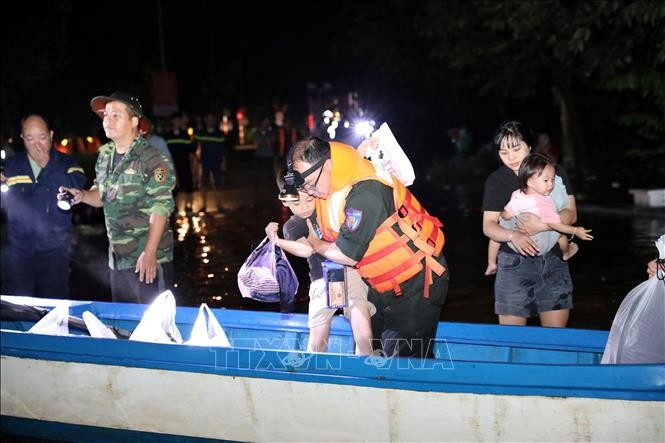 Les forces militaires et policières de la province de Lang Son s'efforcent d'aider les habitants à évacuer les zones fortement inondées. Photo : Van Dat - VN