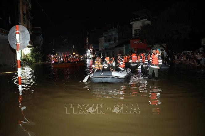 Les policiers de la province de Lang Son déployés dans la nuit pour assister les habitants des zones inondées de la commune de That Khe (province de Lang Son). Photo : Van Dat/VNA