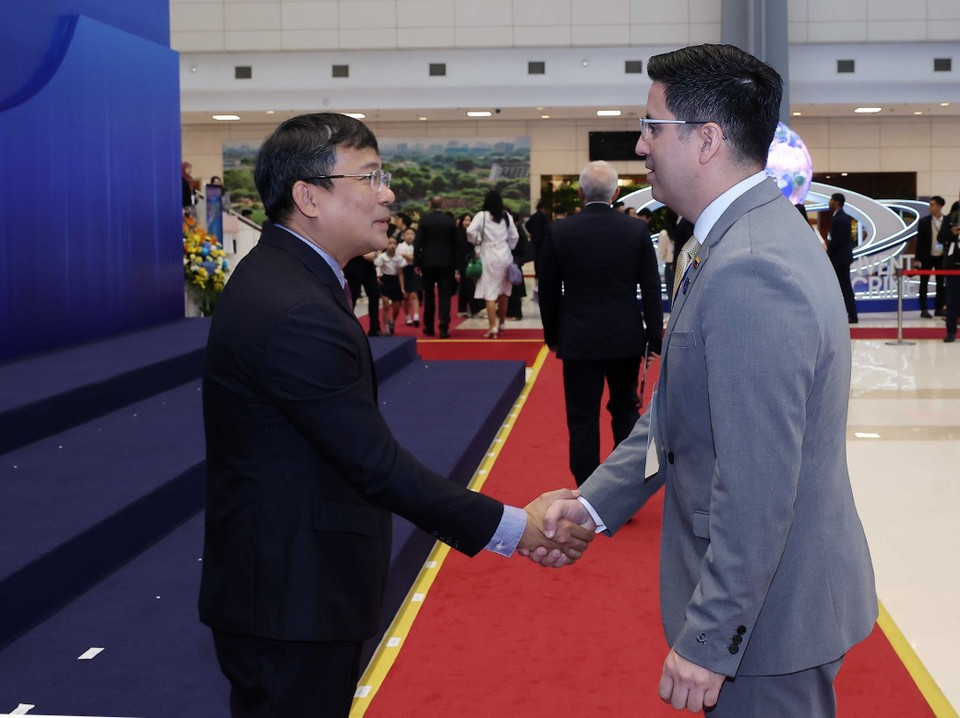 Le vice-ministre permanent des Affaires étrangères, Nguyên Minh Vu, accueille les chefs de délégation participant à la cérémonie d'ouverture à la signature de la Convention des Nations Unies contre la cybercriminalité (Convention de Hanoï). Photo : VNA
