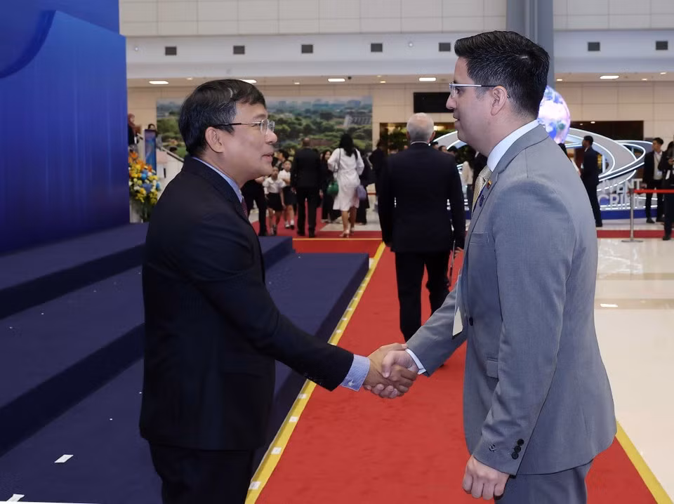 Le vice-ministre permanent des Affaires étrangères, Nguyên Minh Vu, accueille les chefs de délégation participant à la cérémonie d'ouverture à la signature de la Convention des Nations Unies contre la cybercriminalité (Convention de Hanoï). Photo : VNA