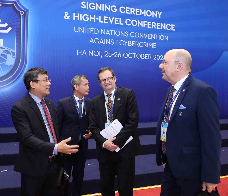 Le vice-ministre permanent des Affaires étrangères, Nguyên Minh Vu, accueille les chefs de délégation participant à la cérémonie d'ouverture à la signature de la Convention des Nations Unies contre la cybercriminalité (Convention de Hanoï). Photo : VNA