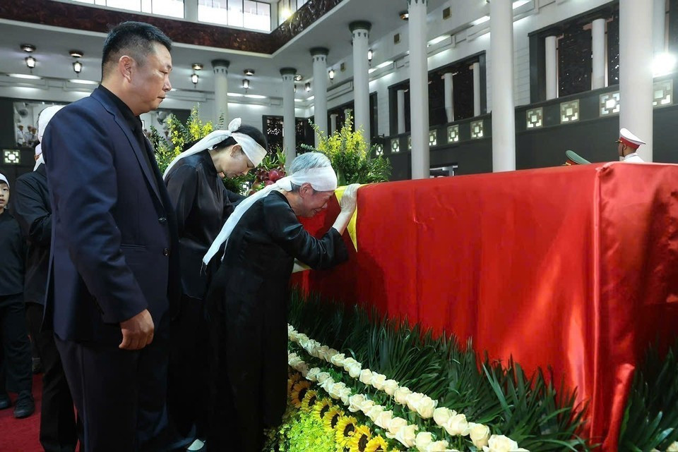 La famille fait le tour du cercueil pour la dernière fois, disant au revoir à l'ancien président Tran Duc Luong. Photo: VNA
