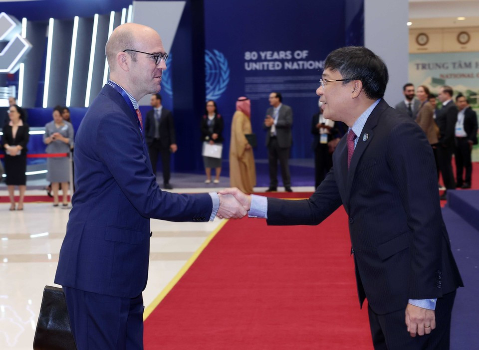 Le vice-ministre permanent des Affaires étrangères, Nguyên Minh Vu, accueille les chefs de délégation participant à la cérémonie d'ouverture à la signature de la Convention des Nations Unies contre la cybercriminalité (Convention de Hanoï). Photo : VNA