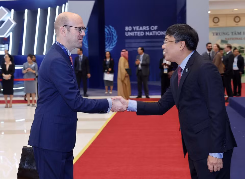 Le vice-ministre permanent des Affaires étrangères, Nguyên Minh Vu, accueille les chefs de délégation participant à la cérémonie d'ouverture à la signature de la Convention des Nations Unies contre la cybercriminalité (Convention de Hanoï). Photo : VNA