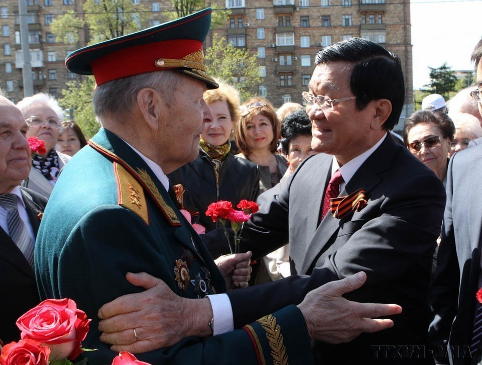 A l'occasion de sa participation au 70e anniversaire de la Victoire dans la Grande Guerre patriotique, le matin du 8 mai 2015, à Moscou, le président Truong Tân Sang (droite) rencontre des vétérans russes lors d'une cérémonie de dépôt de fleurs au monument Hô Chi Minh. Photo : VNA