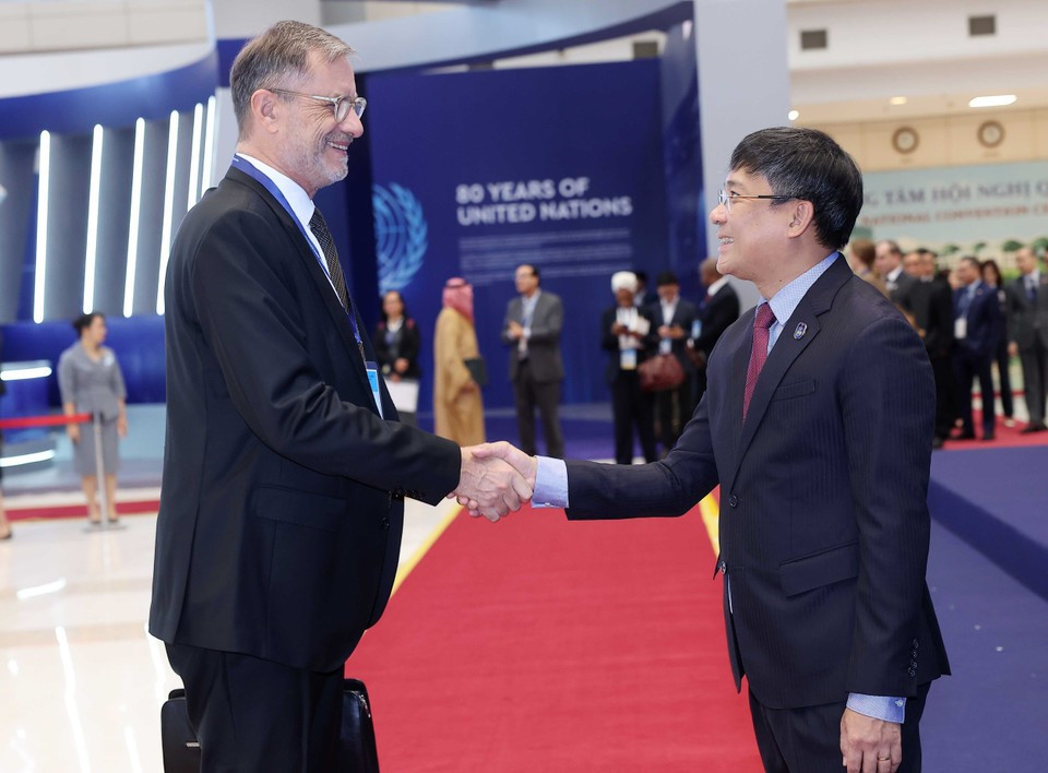 Le vice-ministre permanent des Affaires étrangères, Nguyên Minh Vu, accueille les chefs de délégation participant à la cérémonie d'ouverture à la signature de la Convention des Nations Unies contre la cybercriminalité (Convention de Hanoï). Photo : VNA