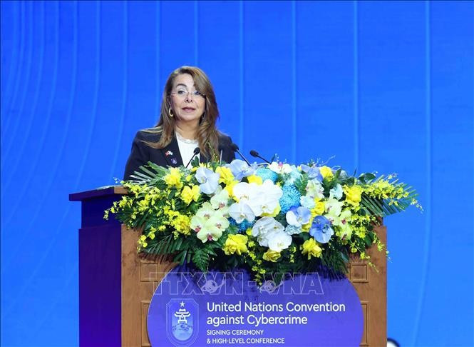 Ghada Waly, secrétaire générale adjointe des Nations Unies, directrice exécutive de l'Office des Nations Unies contre la drogue et le crime (ONUDC), s'exprime. Photo : Phuong Hoa - VNA