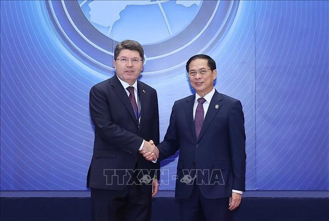 Le vice-Premier ministre Bùi Thanh Son accueille les chefs de délégation participant à la cérémonie d'ouverture à la signature de la Convention de Hanoï, le matin du 25 octobre. Photo : Pham Kien - VNA
