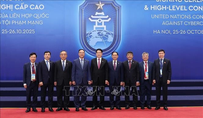 Le président Luong Cuong et des délégués assistent à la cérémonie d'ouverture à la signature de la Convention des Nations Unies contre la cybercriminalité (Convention de Hanoï) le 25 octobre. Photo : VNA