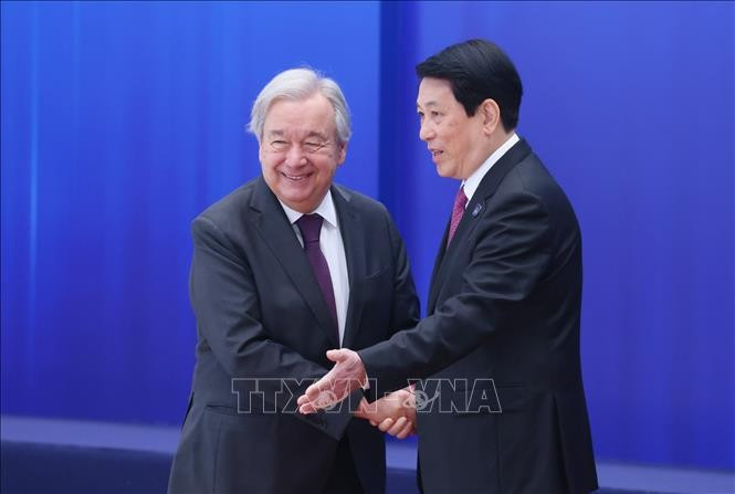 Le président vietnamien Luong Cuong (droite) accueille le secrétaire général des Nations Unies, Antonio Guterres lors de la cérémonie d'ouverture à la signature de la Convention des Nations Unies contre la cybercriminalité (Convention de Hanoï) le 25 octobre. Photo: VNA
