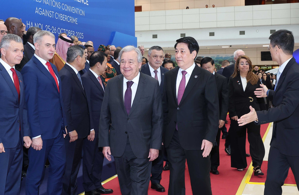 Le président Luong Cuong et le secrétaire général des Nations Unies, António Guterres, lors de la cérémonie d'ouverture à la signature et la conférence de la Convention des Nations Unies contre la cybercriminalité (Convention de Hanoï). Photo : VNA