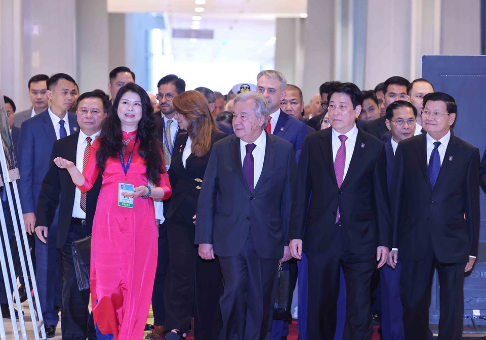 Le 25 octobre, le président Luong Cuong, le secrétaire général de l'ONU, António Guterres, et les chefs de délégations visitent une exposition de photos de l'Agence vietnamienne d'Information (VNA). Photo : VNA