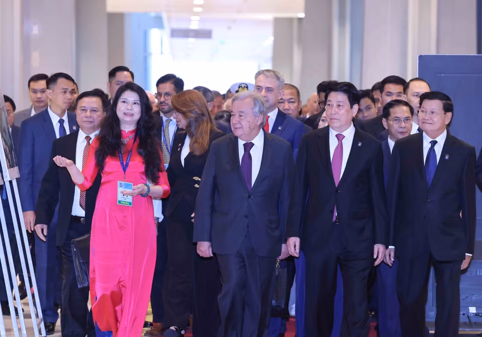 Le 25 octobre, le président Luong Cuong, le secrétaire général de l'ONU, António Guterres, et les chefs de délégations visitent une exposition de photos de l'Agence vietnamienne d'Information (VNA). Photo : VNA