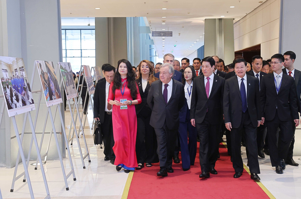 Le président Luong Cuong, le secrétaire général de l'ONU, António Guterres, et les chefs de délégations visitent une exposition de photos de 'Agence vietnamienne d'Information (VNA). Photo : VNA