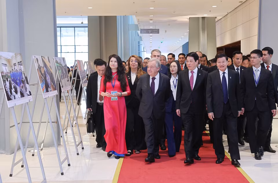 Le président Luong Cuong, le secrétaire général de l'ONU, António Guterres, et les chefs de délégations visitent une exposition de photos de 'Agence vietnamienne d'Information (VNA). Photo : VNA