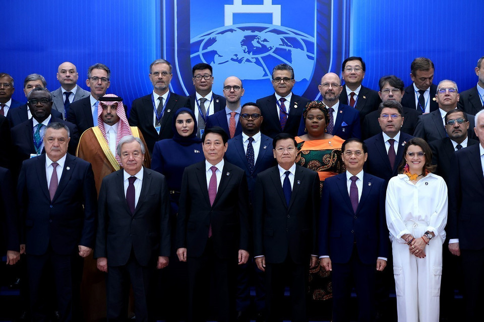 Le président Luong Cuong et le secrétaire général de l'ONU, António Guterres, posent pour une photo avec les chefs de délégation participant à la cérémonie d'ouverture à la signature de la Convention de Hanoï. Photo : VNA
