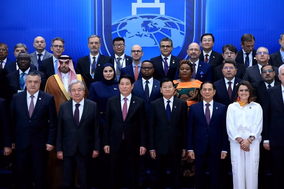 Le président Luong Cuong et le secrétaire général de l'ONU, António Guterres, posent pour une photo avec les chefs de délégation participant à la cérémonie d'ouverture à la signature de la Convention de Hanoï. Photo : VNA