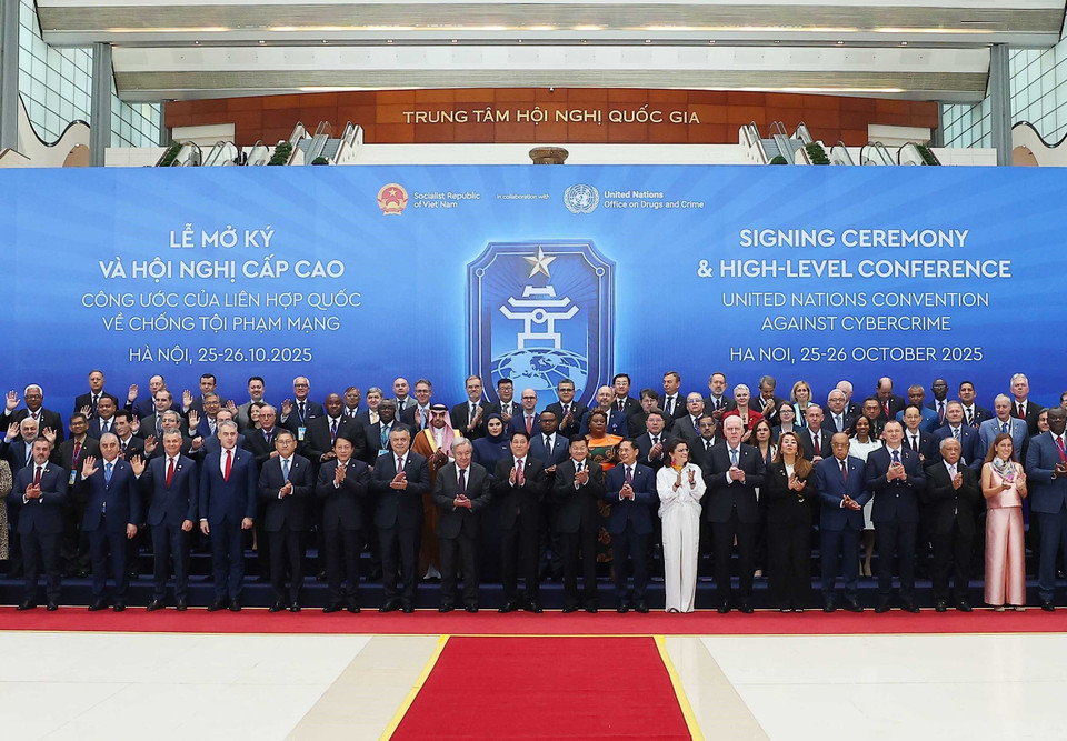 Le président Luong Cuong et le secrétaire général de l'ONU, António Guterres, posent pour une photo avec les chefs de délégation participant à la cérémonie d'ouverture à la signature de la Convention de Hanoï. Photo : VNA