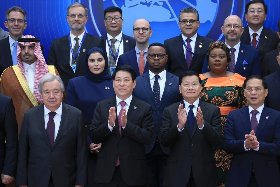 Le président Luong Cuong et le secrétaire général de l'ONU, António Guterres, posent pour une photo avec les chefs de délégation participant à la cérémonie d'ouverture à la signature de la Convention de Hanoï. Photo : VNA