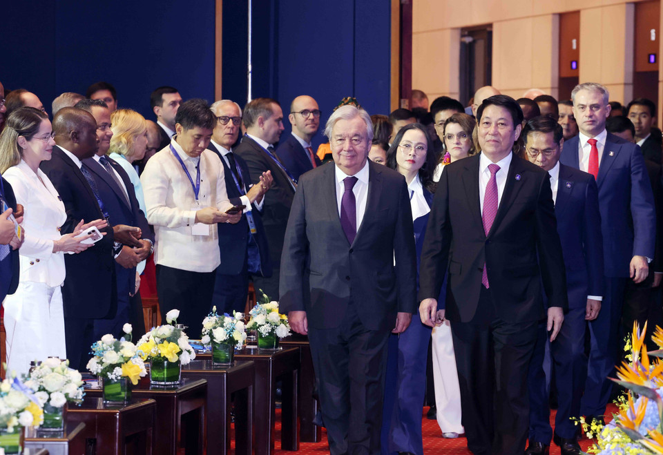 Le président Luong Cuong et le secrétaire général des Nations Unies, António Guterres, coprésident la cérémonie d'ouverture à la signature et la conférence de la Convention des Nations Unies contre la cybercriminalité (Convention de Hanoï). Photo : VNA