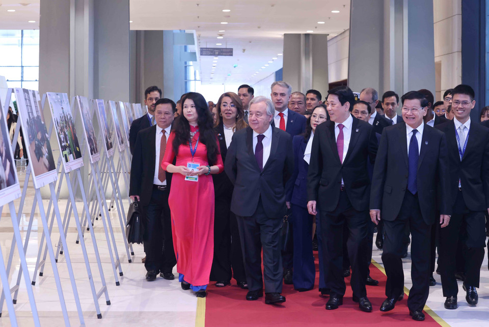 Le 25 octobre, le président Luong Cuong, le secrétaire général de l'ONU, António Guterres, et les chefs de délégations visitent une exposition de photos de l'Agence vietnamienne d'Information (VNA). Photo : VNA