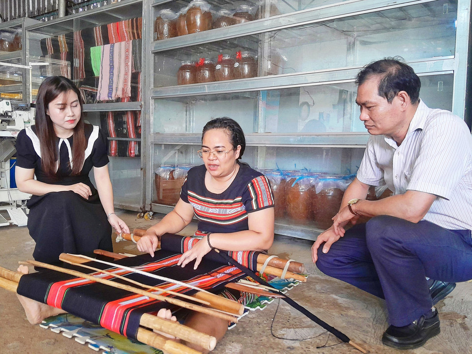 En 2024, le ministère de la Culture, des Sports et du Tourisme a publié la décision n° 375/QD-BVHTTDL visant à inscrire l'artisanat traditionnel du tissage de brocart des S'tiêng de l'ancienne province de Binh Phuoc sur la Liste du patrimoine culturel immatériel national.