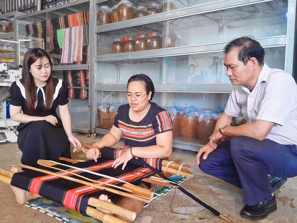 En 2024, le ministère de la Culture, des Sports et du Tourisme a publié la décision n° 375/QD-BVHTTDL visant à inscrire l'artisanat traditionnel du tissage de brocart des S'tiêng de l'ancienne province de Binh Phuoc sur la Liste du patrimoine culturel immatériel national.