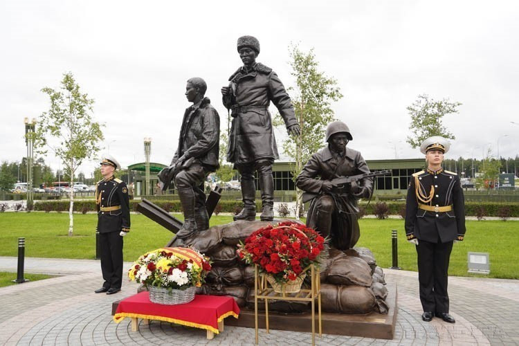 La cérémonie d'inauguration du monument commémoratif dédié aux soldats volontaires internationaux vietnamiens ayant combattu pour défendre Moscou durant la Grande Guerre patriotique (1941-1945) s'est déroulée le 13 août 2024 dans le parc "Patriot", en périphérie de Moscou. L'ensemble, intitulé "Les Alliés – Soldats vietnamiens", est composé de trois sculptures réalisées par l'artiste Alexey Chebanenko. Photo : VNA
