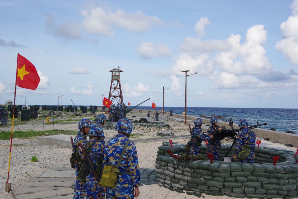 Les officiers et soldats du Commandement de la Région navale 4 effectuent la tâche de protéger la mer et les îles de la Patrie.