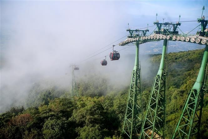 La télécabine moderne emmène les visiteurs au sommet de la montagne Bà Den, surnommée le "toit du Sud". Photo : Giang Phuong - VNA