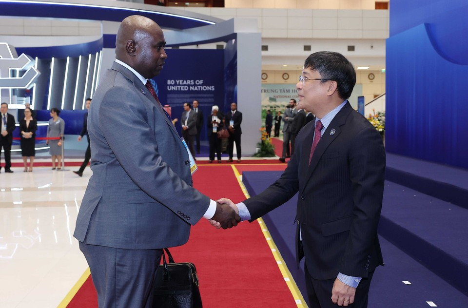 Le vice-ministre permanent des Affaires étrangères, Nguyên Minh Vu, accueille les chefs de délégation participant à la cérémonie d'ouverture à la signature de la Convention des Nations Unies contre la cybercriminalité (Convention de Hanoï). Photo : VNA