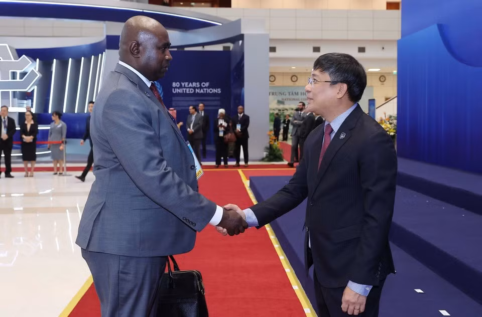 Le vice-ministre permanent des Affaires étrangères, Nguyên Minh Vu, accueille les chefs de délégation participant à la cérémonie d'ouverture à la signature de la Convention des Nations Unies contre la cybercriminalité (Convention de Hanoï). Photo : VNA