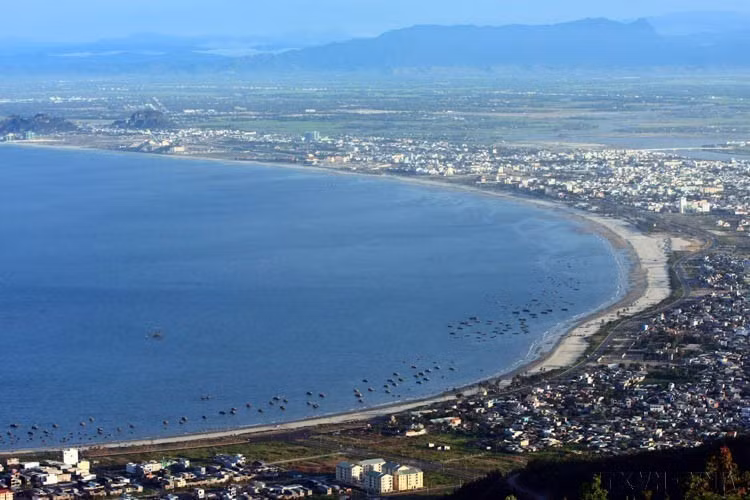 Faire de Dà Nang un centre économique maritime majeur du pays et une ville côtière internationale. Photo : Huy Hung – VNA