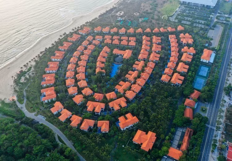 Le complexe touristique Furama-Ariyana Da Nang a été couronné de succès aux World Luxury Awards 2023, remportant une prestigieuse distinction grâce aux votes des professionnels du tourisme et des voyageurs. Photo : Tran Le Lam – VNA