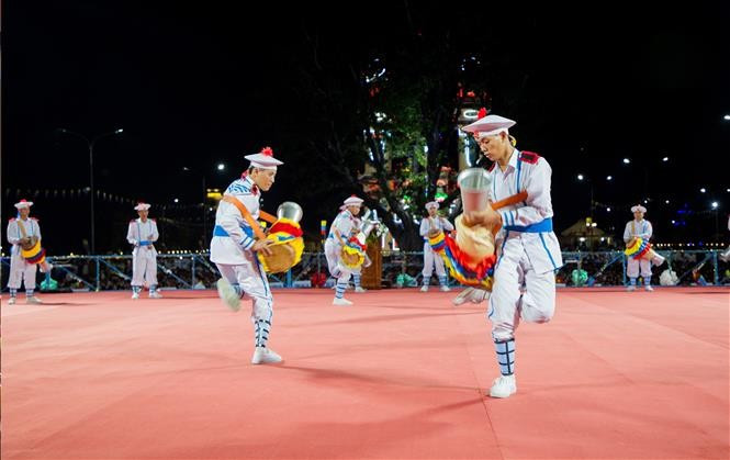La danse du tambour Chhay Dam illustre la richesse culturelle typique du peuple Khmer du Sud. Photo : Giang Phuong - VNA