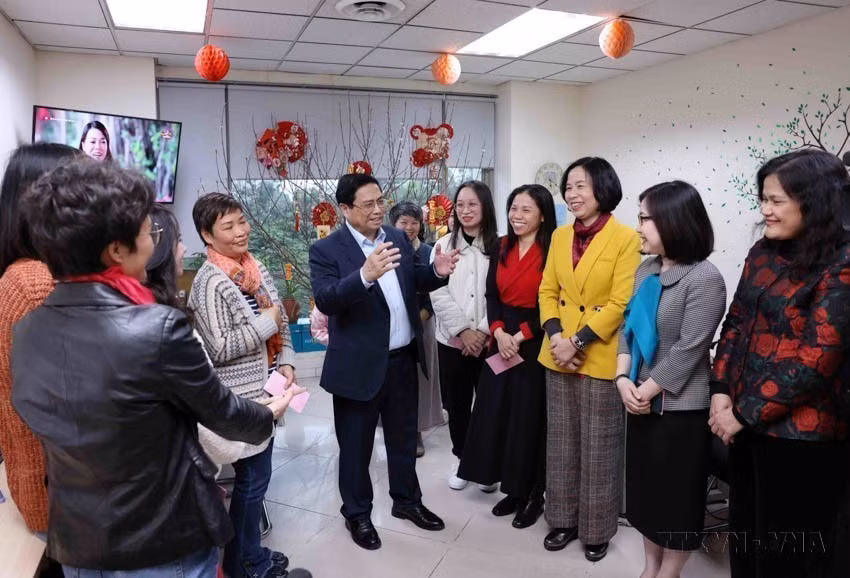 Sur la photo : le Premier ministre Pham Minh Chinh se rend à la VNA, inspecte le travail d'information et présente ses vœux du Têt, le 9 février 2024 (veille du Nouvel An lunaire). Photo : VNA