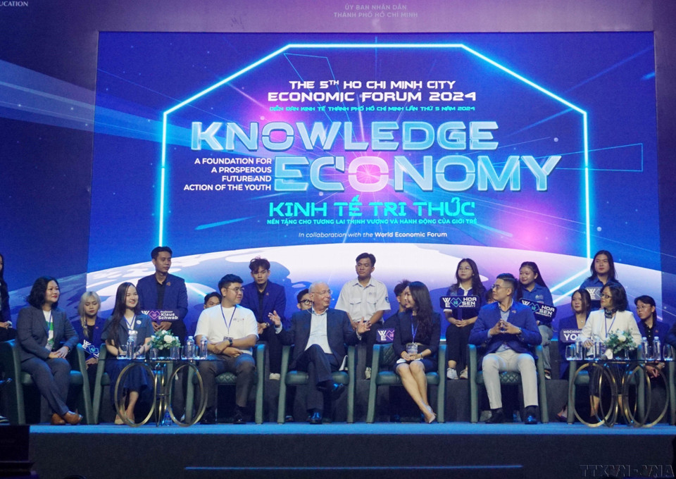Le professeur Klaus Schwab, président fondateur du Forum économique mondial (WEF), discute avec de jeunes citoyens exceptionnels de Hô Chi Minh-Ville sur le thème "L'économie de la connaissance - La base d'un avenir prospère et l'action des jeunes" (10/2024). Photo : VNA