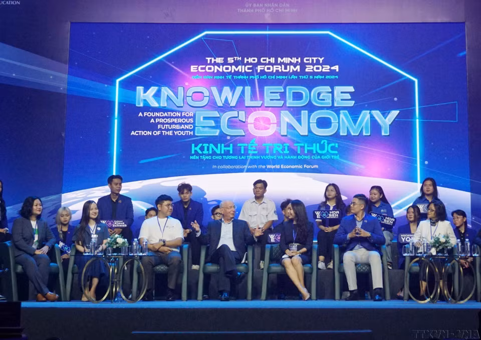 Le professeur Klaus Schwab, président fondateur du Forum économique mondial (WEF), discute avec de jeunes citoyens exceptionnels de Hô Chi Minh-Ville sur le thème "L'économie de la connaissance - La base d'un avenir prospère et l'action des jeunes" (10/2024). Photo : VNA