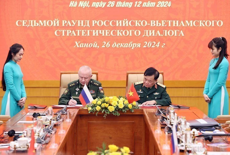 Le général de corps d'armée Hoàng Xuân Chiên, vice-ministre vietnamien de la Défense (droite) et le général de corps d'armée Alexander Vasilyevich Fomin, vice-ministre de la Défense de Russie, signent un document, servant de base à la défense des deux pays pour organiser et mettre en œuvre les contenus de coopération dans les temps à venir (Hanoï, 26 décembre 2024). Photo : VNA
