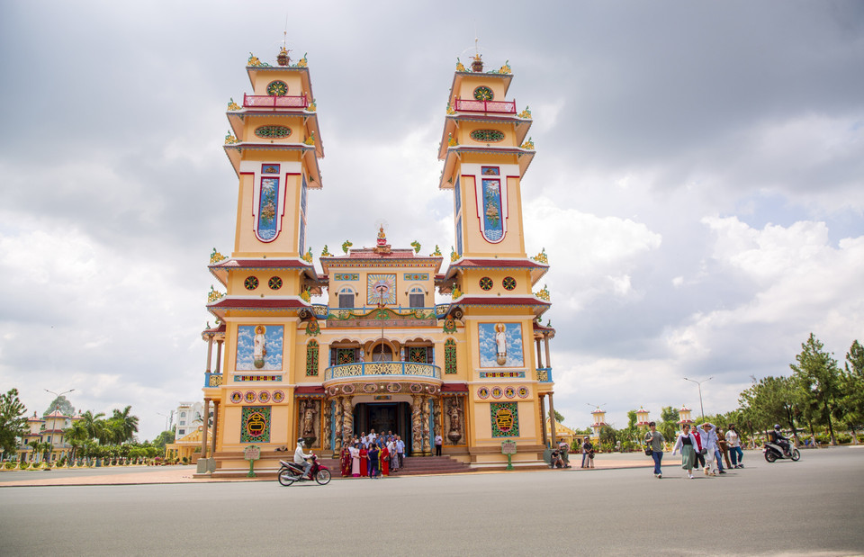 Le Saint-Siège Caodaïste est une œuvre architecturale religieuse véritablement unique, qui capte l'attention des touristes grâce à sa beauté insolite et à l'atmosphère de paix spirituelle qu'il dégage.