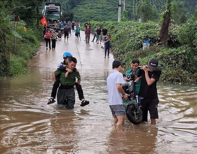 Les forces de police des communes de Bo Ha, Deo Gia et Bac Lung, province de Bac Ninh aident à évacuer les habitants vers des zones sûres et à remédier aux conséquences des glissements de terrain causés par les pluies et les tempêtes. Photo : VNA