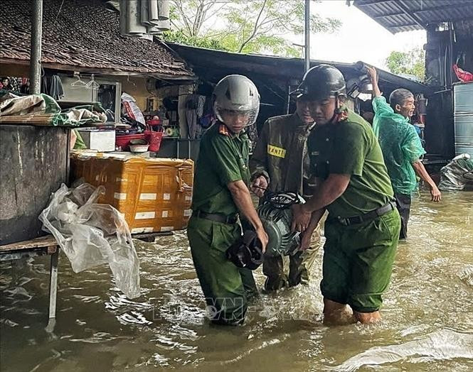 À Bac Ninh, les policiers de la commune de Quang Trung aident les habitants du hameau de Tan Lap 1 à déplacer leurs biens. Photo : VNA