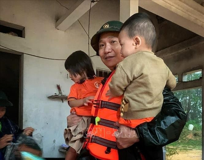 Des officiers et des soldats de la brigade 409 et du commandement militaire provincial aident les habitants de la commune de Xuan Luong à déplacer leurs personnes et leurs biens. Photo : VNA